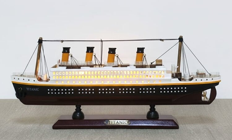 35x45 cm Özel Tasarım Işıklı Ahşap Titanik Gemi