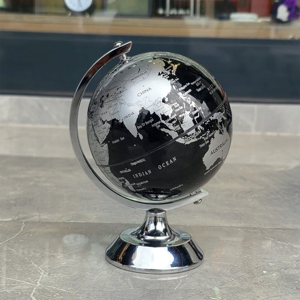 Metal Ayaklı Siyah Dünya Küresi