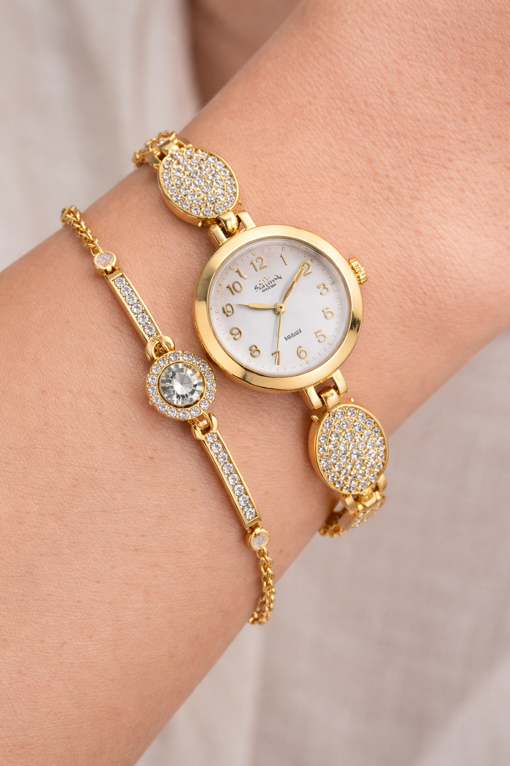 BOMBELİ BEYAZ BİLEKLİKLİ BAYAN KOL SAATİ