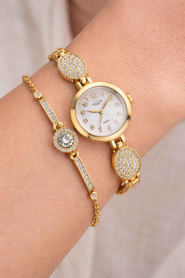 BOMBELİ BEYAZ BİLEKLİKLİ BAYAN KOL SAATİ