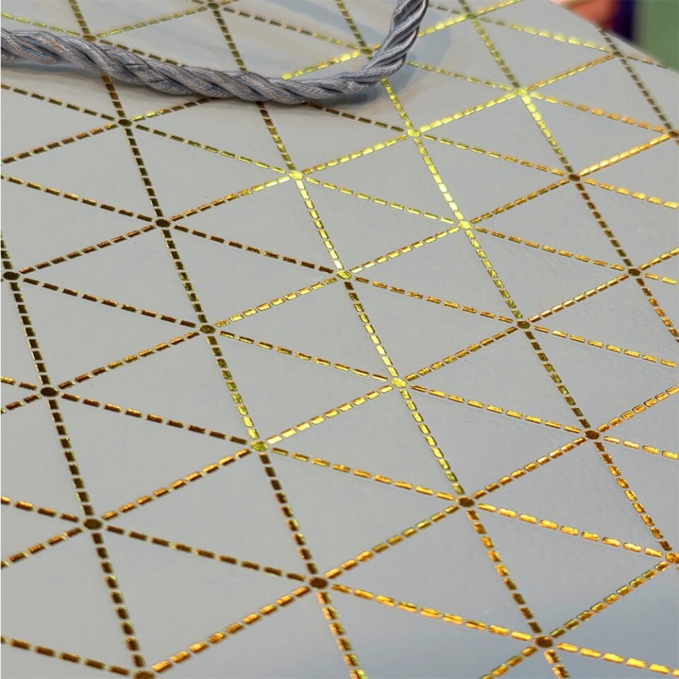 Beyaz Geometrik Desenli Orta Boy Karton Hediye Çantası