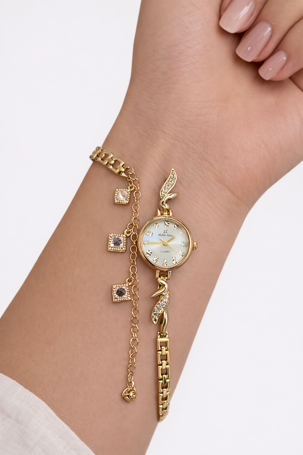 BOMBELİ BEYAZ BİLEKLİKLİ BAYAN KOL SAATİ