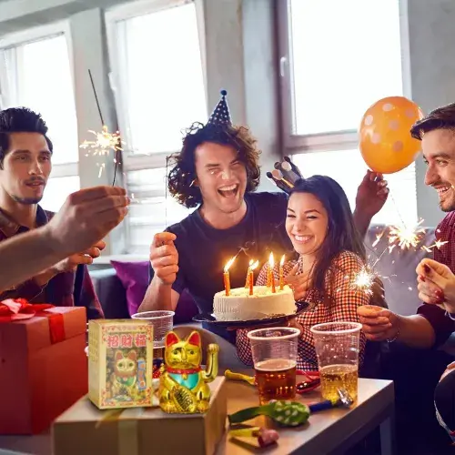 Altın Rengi Şanslı Kedi