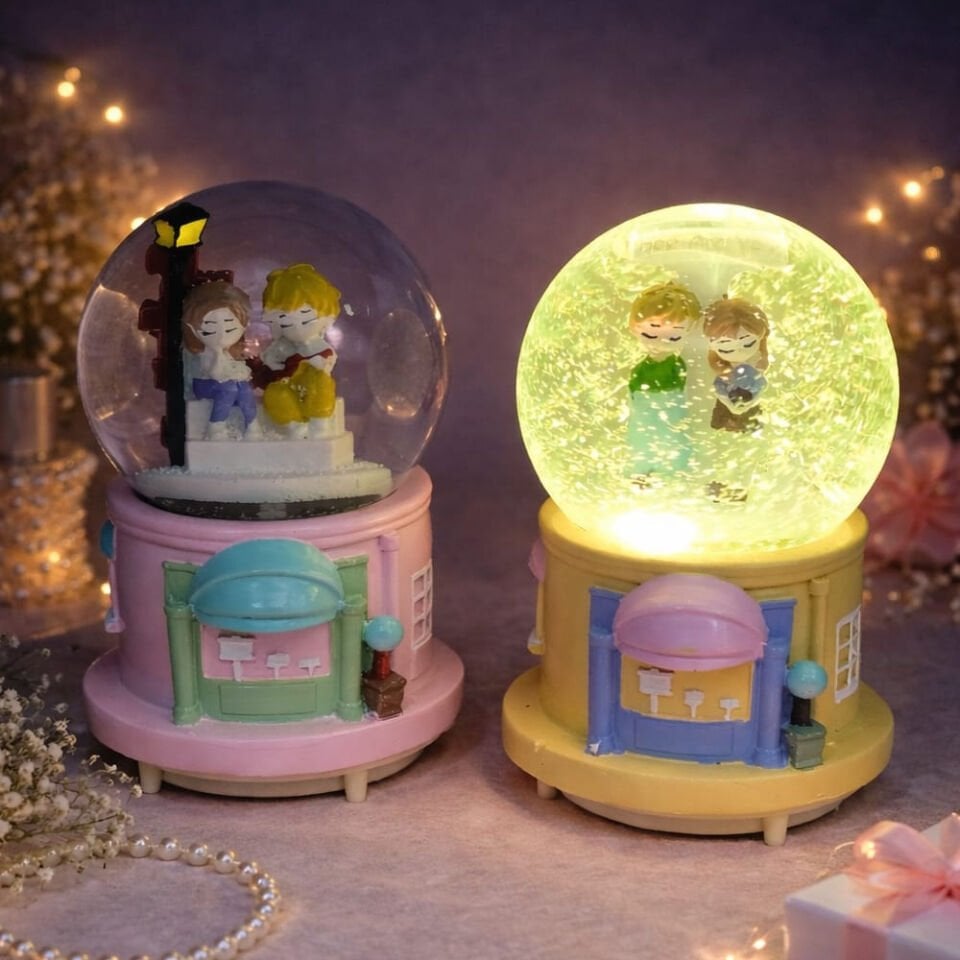 Büyük Boy Mutlu Aşıklar Tasarımlı Otomatik Kar Küresi